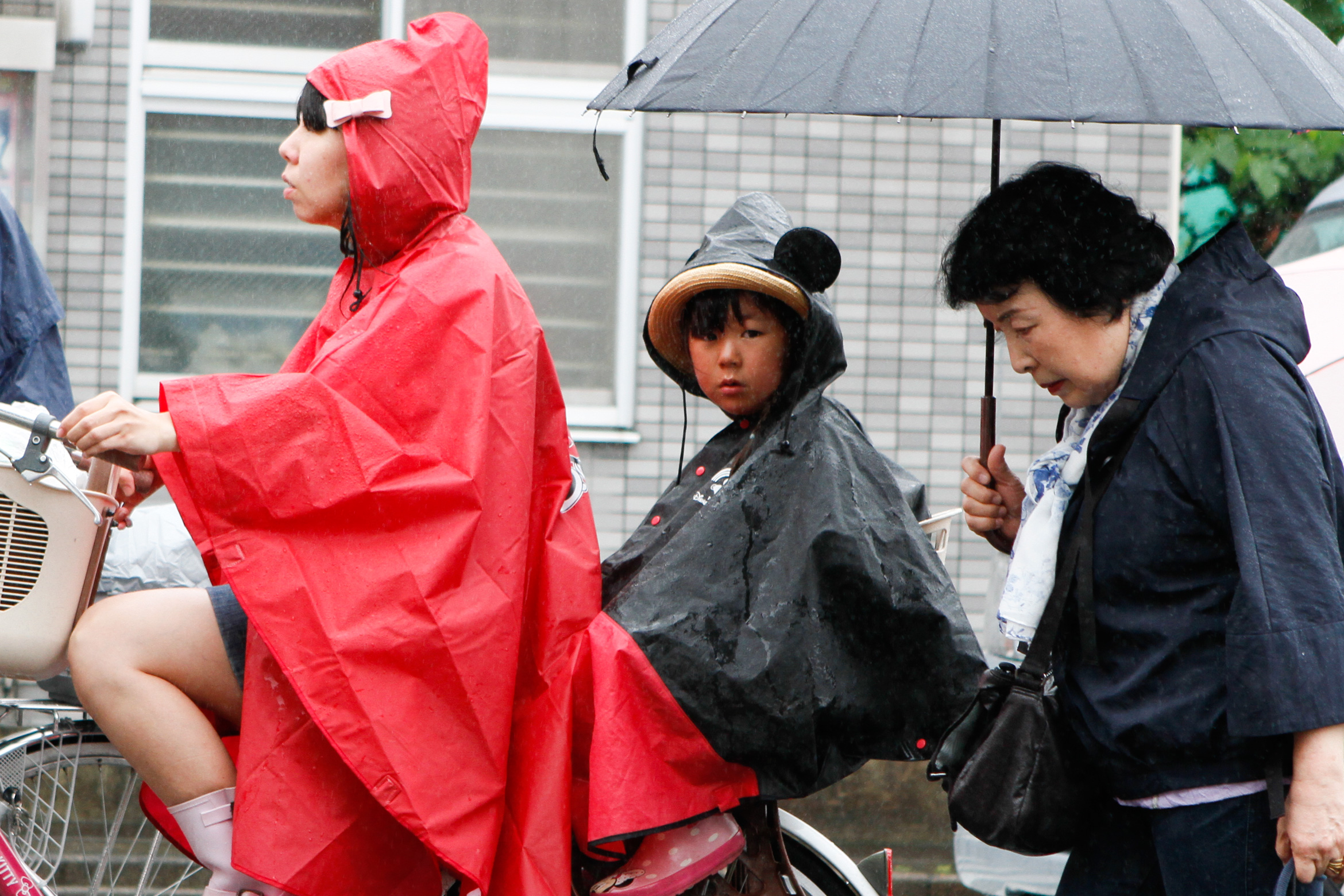 japan-tokyo-photos-bike-rain-1