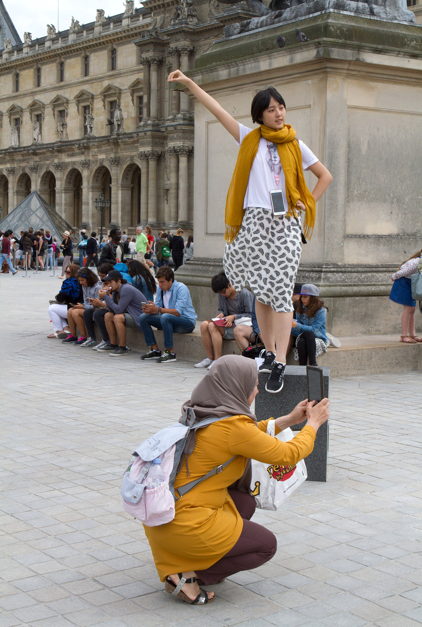 people-on-iphones-louvre
