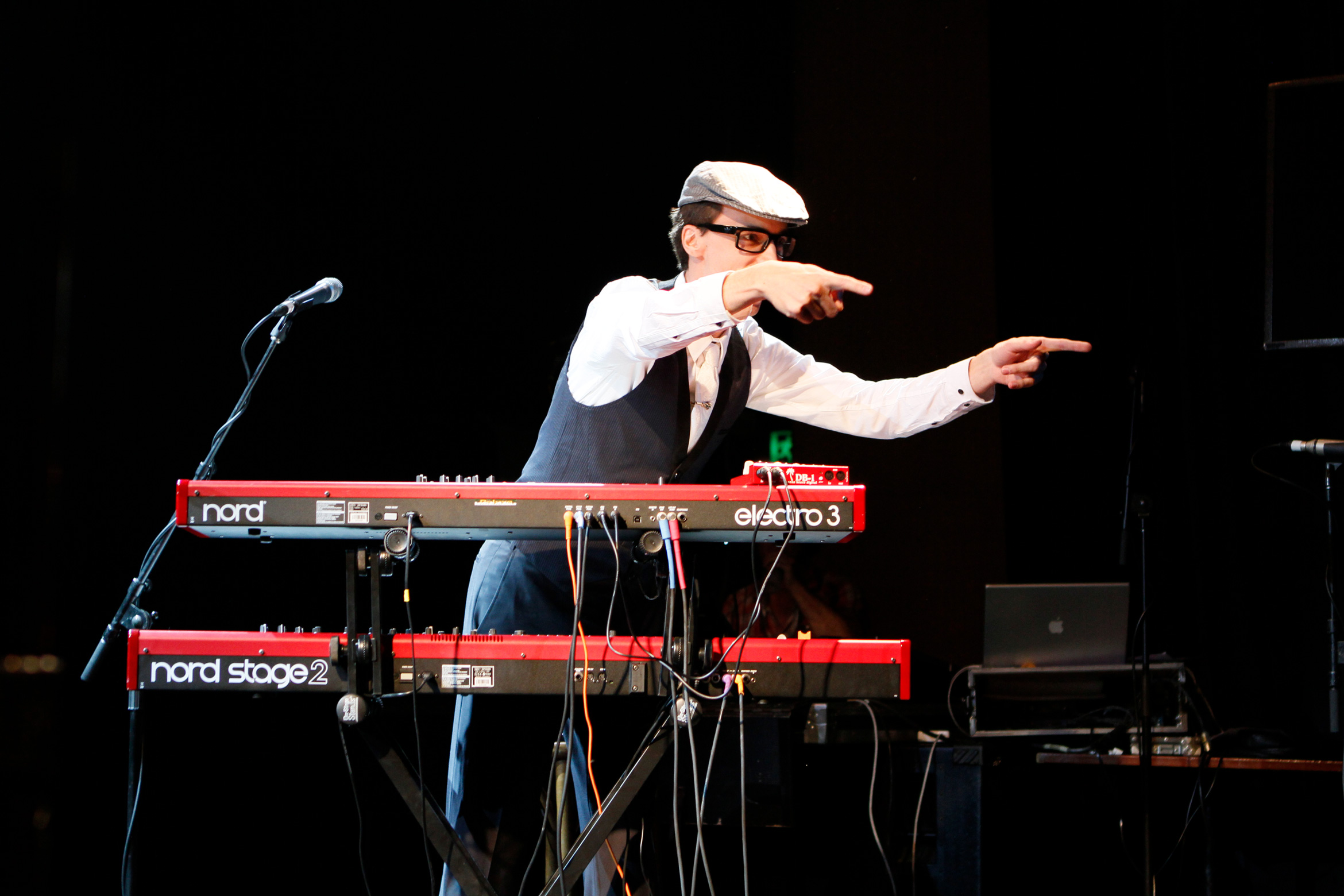 aloe blacc live with band performing02