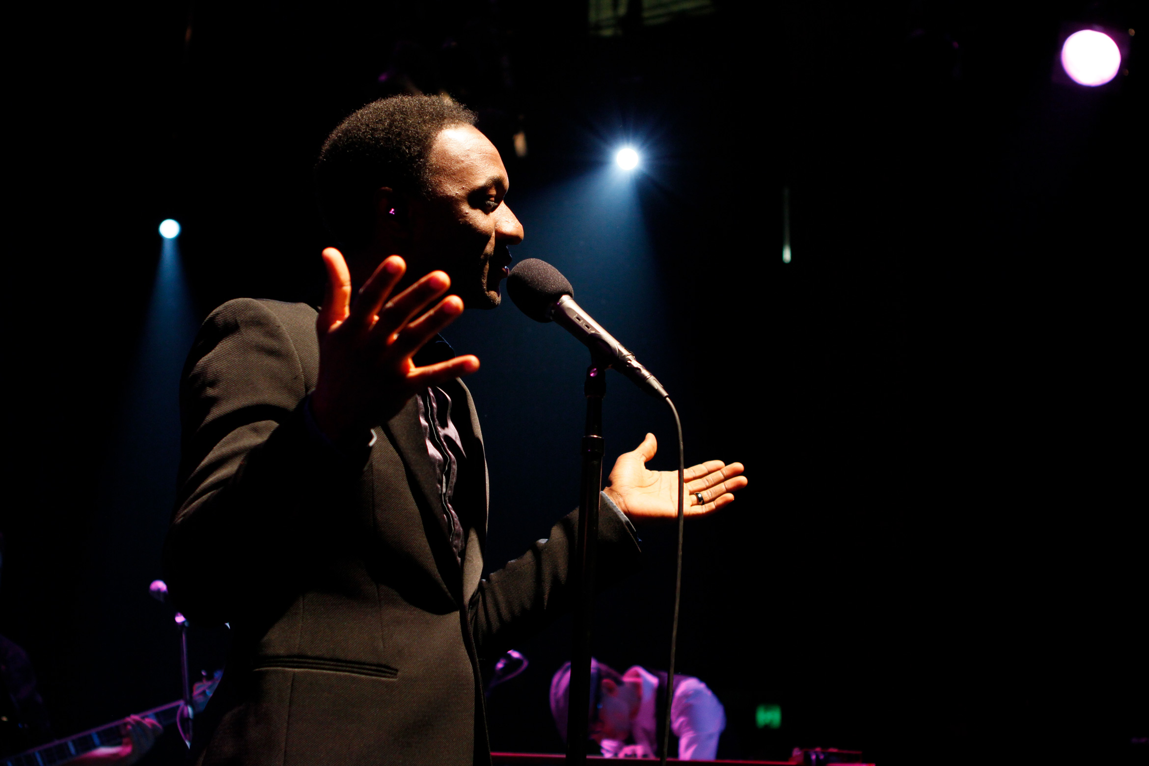 aloe blacc live with band performing03