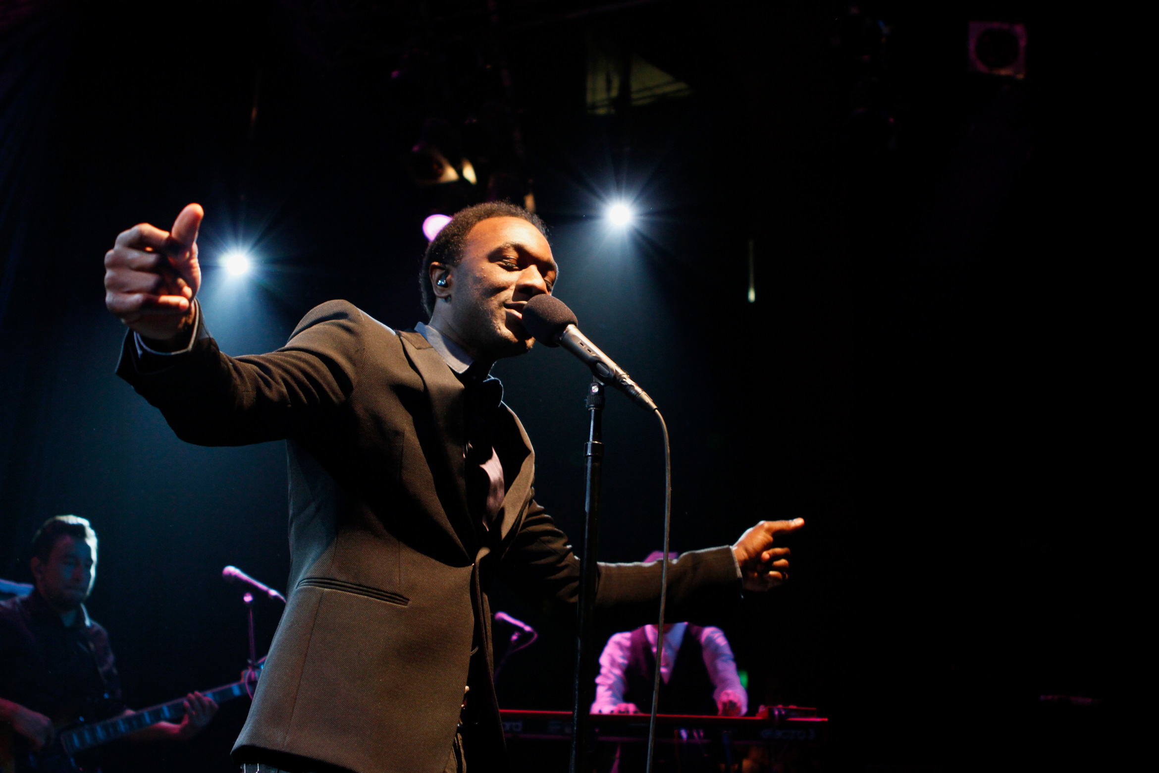 aloe blacc live with band performing04