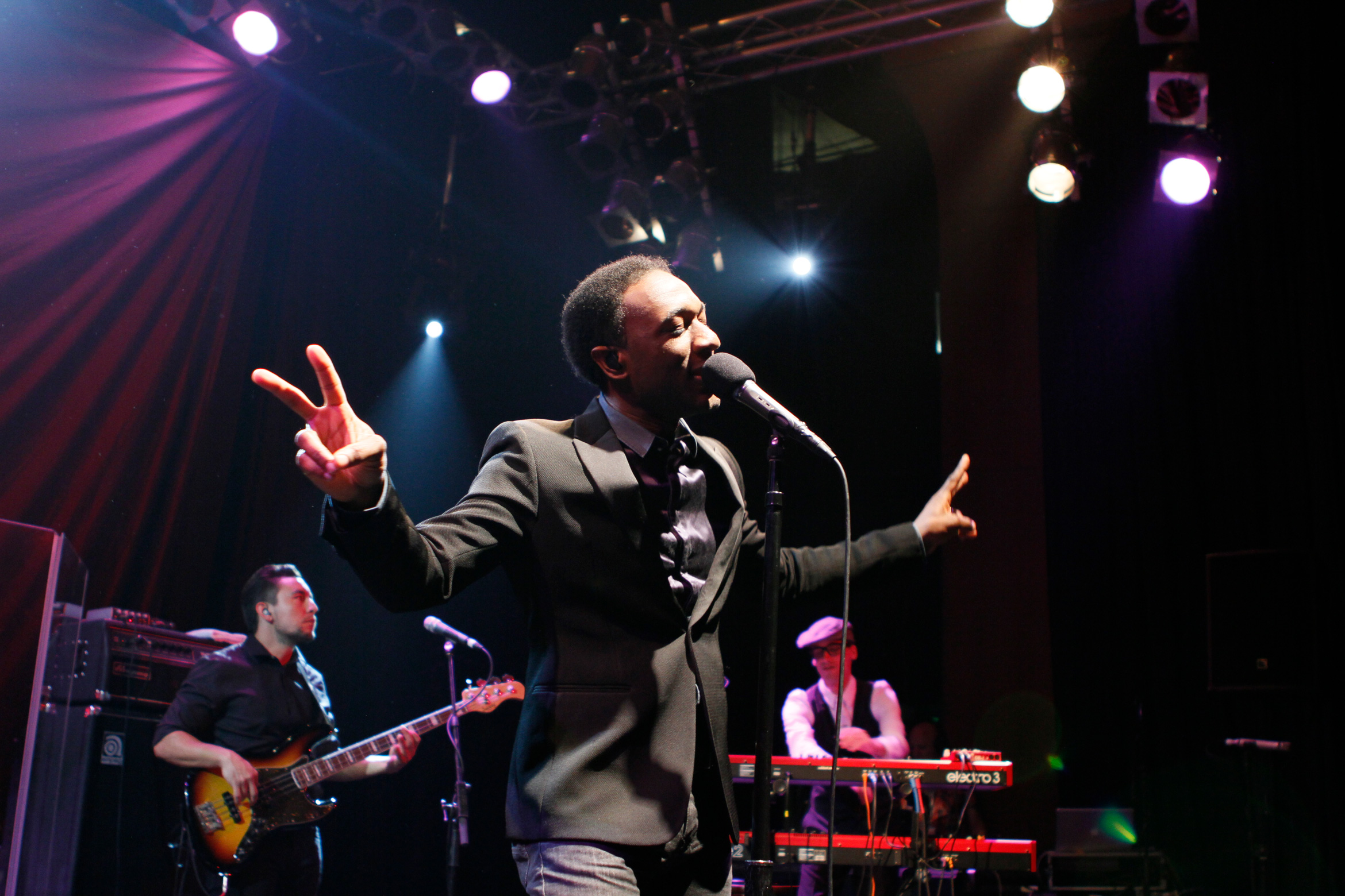 aloe blacc live with band performing05