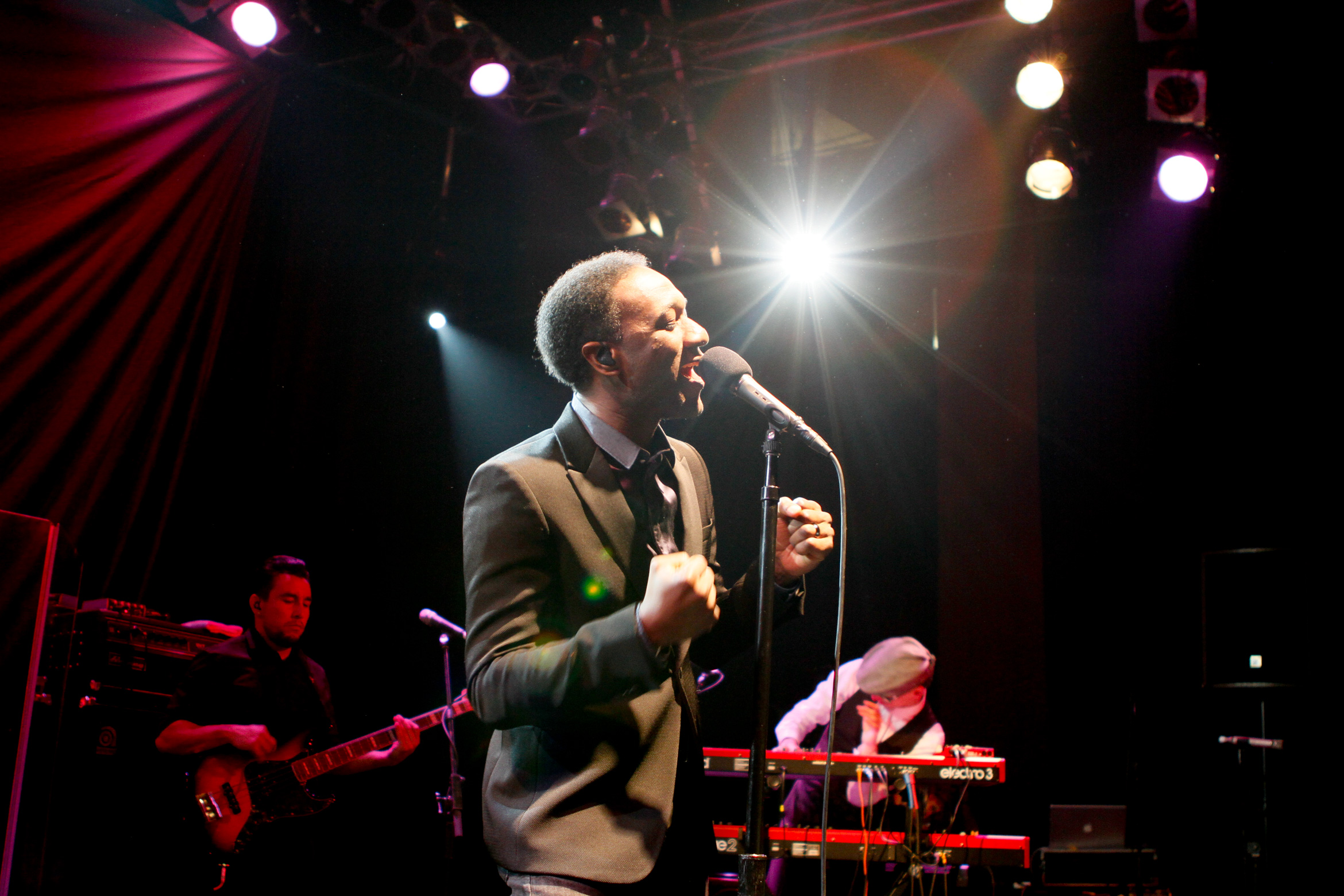 aloe blacc live with band performing07
