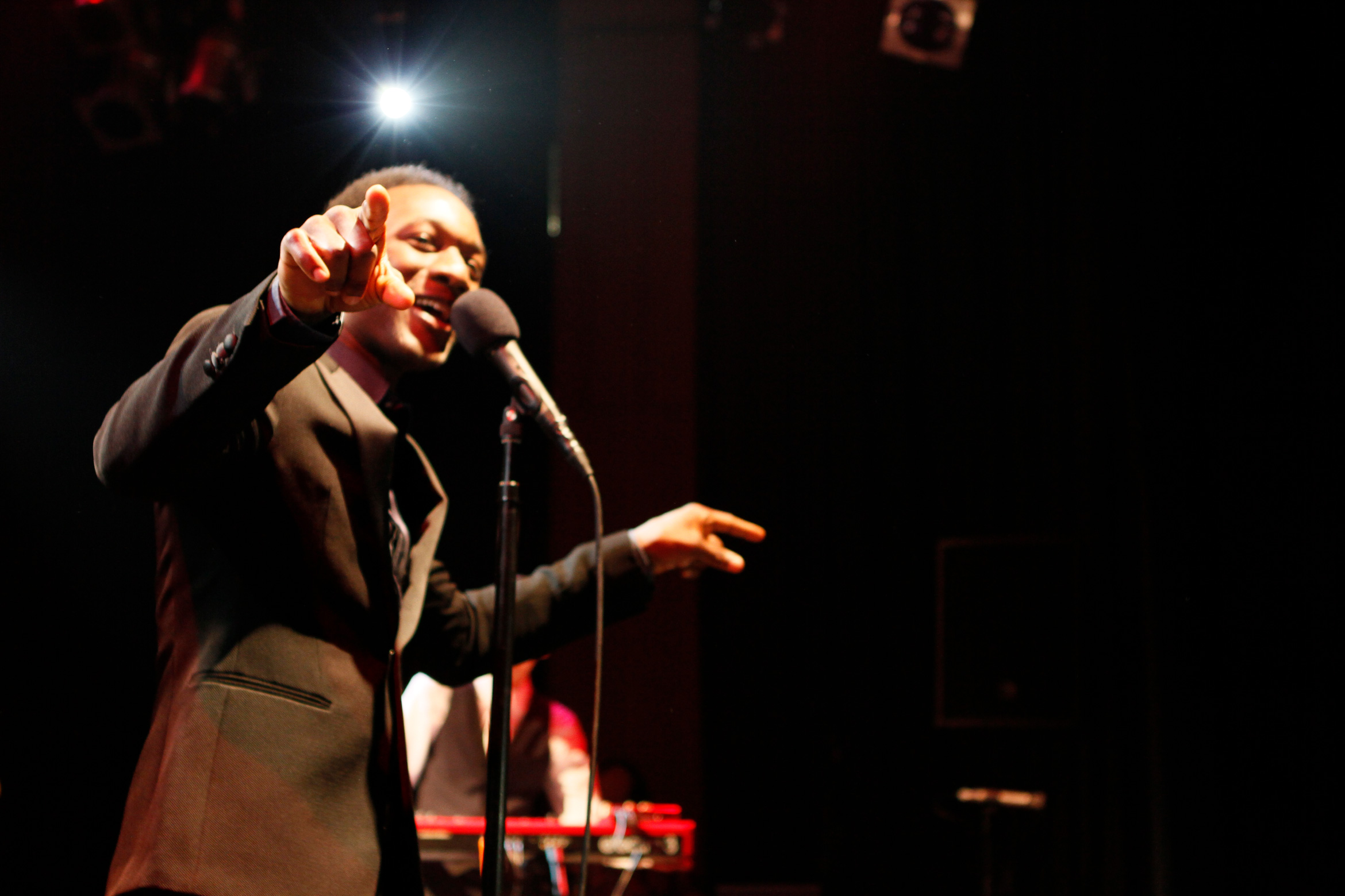 aloe blacc live with band performing09