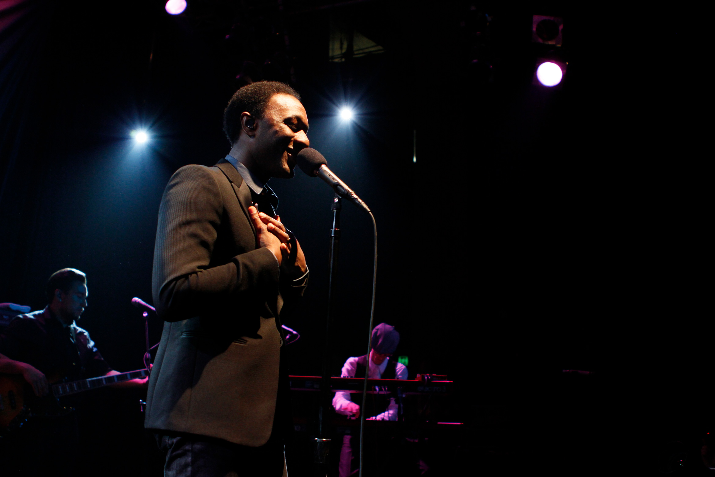 aloe blacc live with band performing10