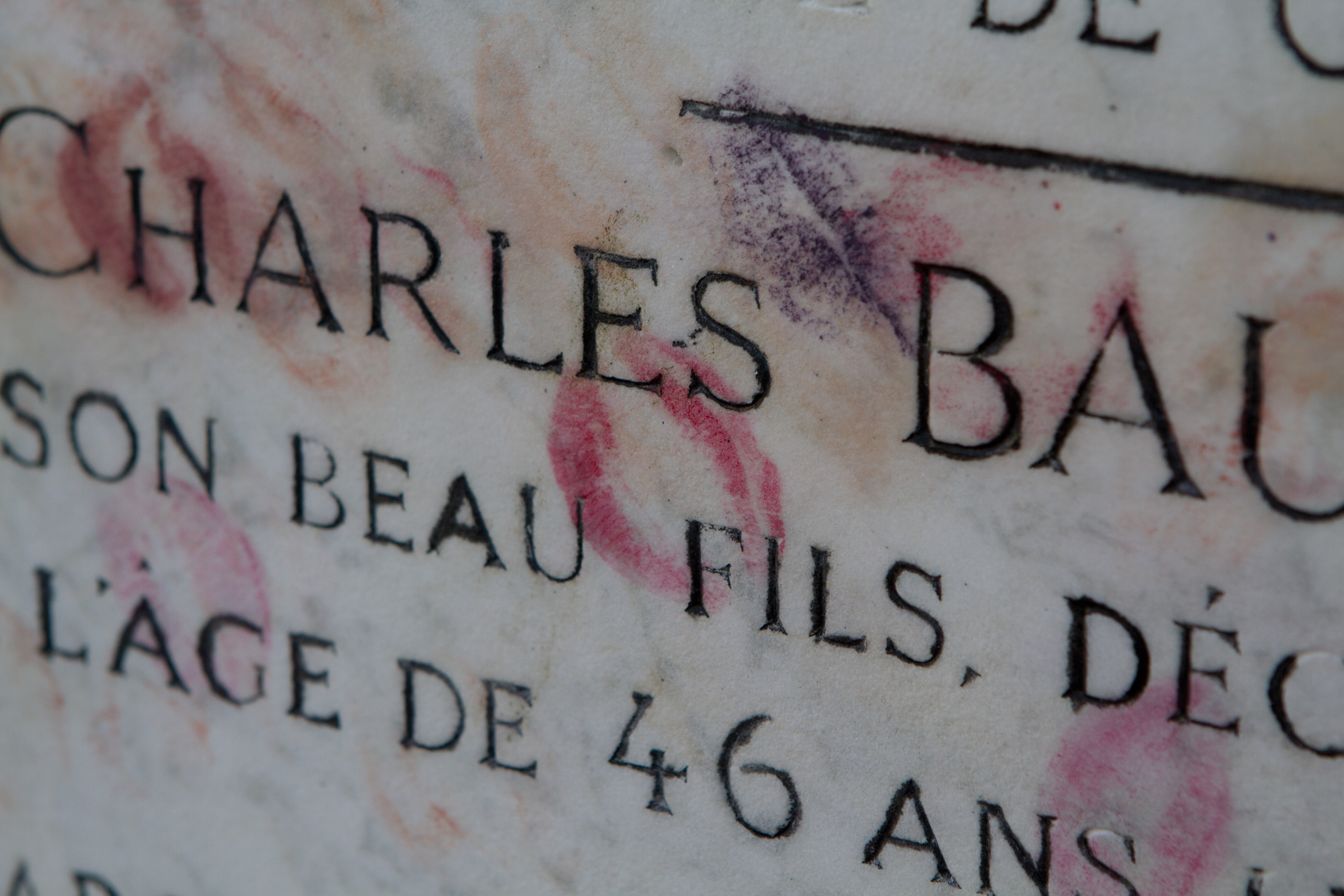 charles-baudelaire-grave-montparnasse-cimetiere kissed gravestone lipstick lip marks