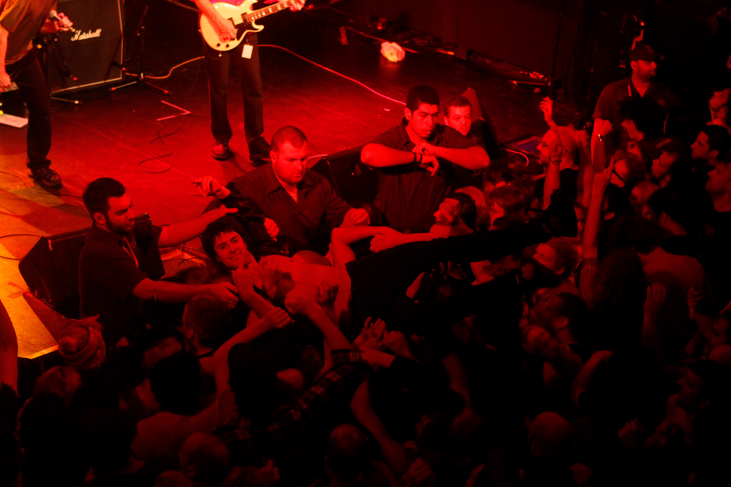 dead-kennedys-crowd-surf-