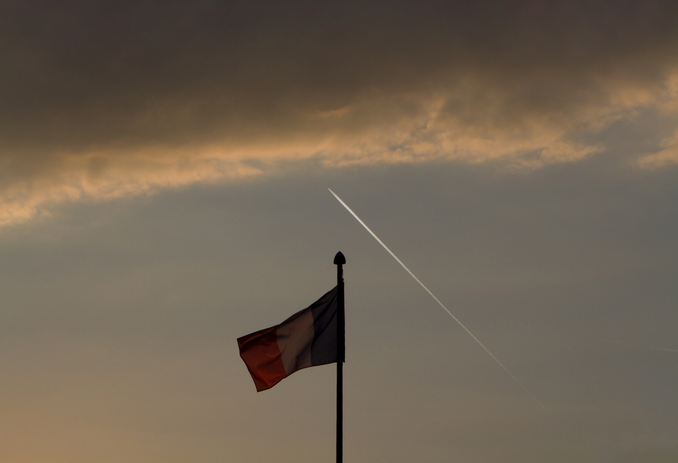 french-flag-sunset-paris-jet-trail