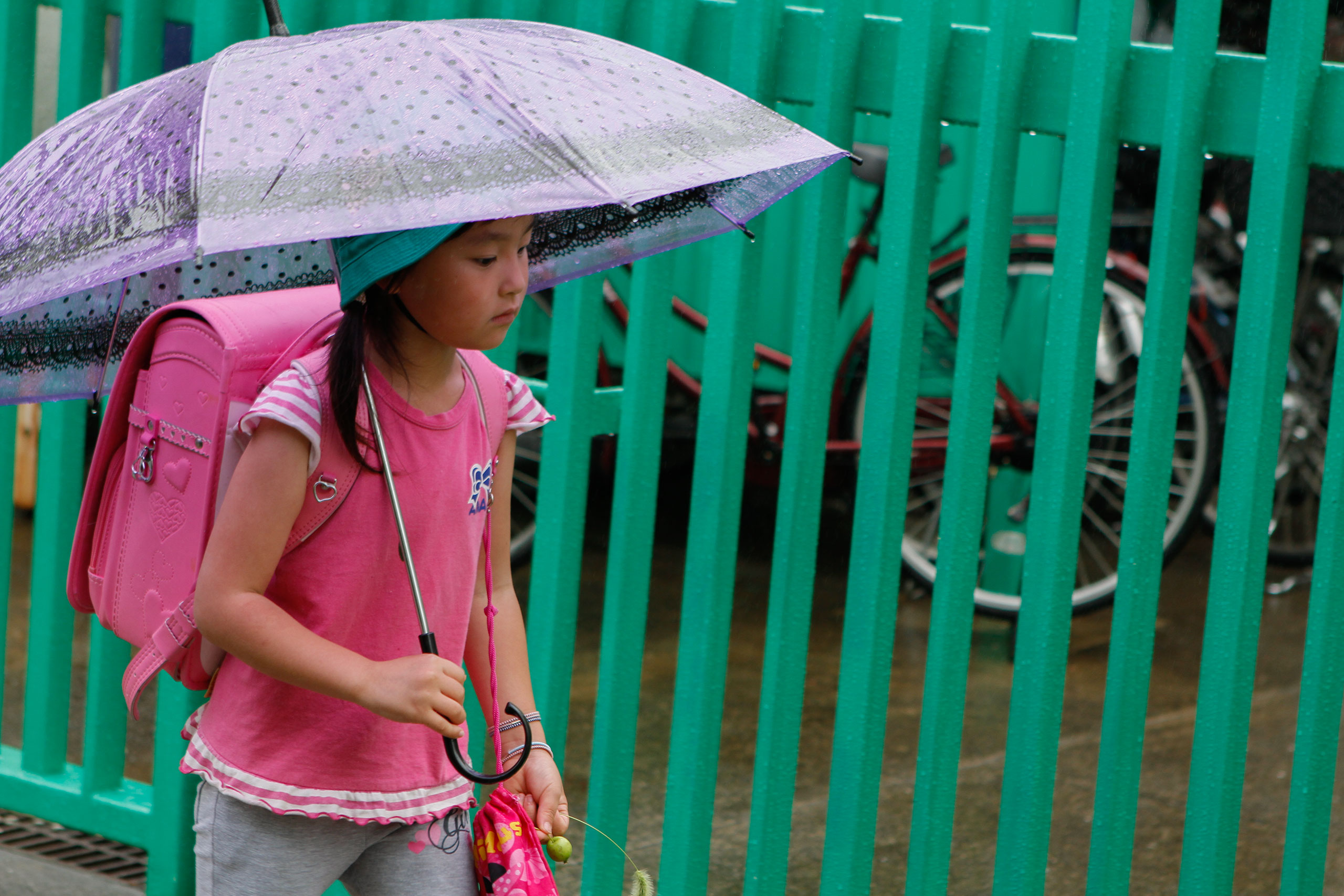 japan-child-umbrella-school-colour