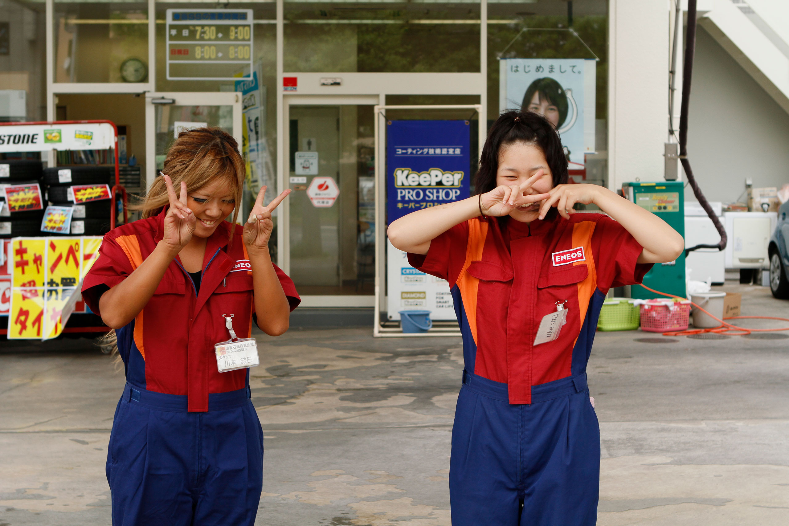 japan-gas-station-workers-girls