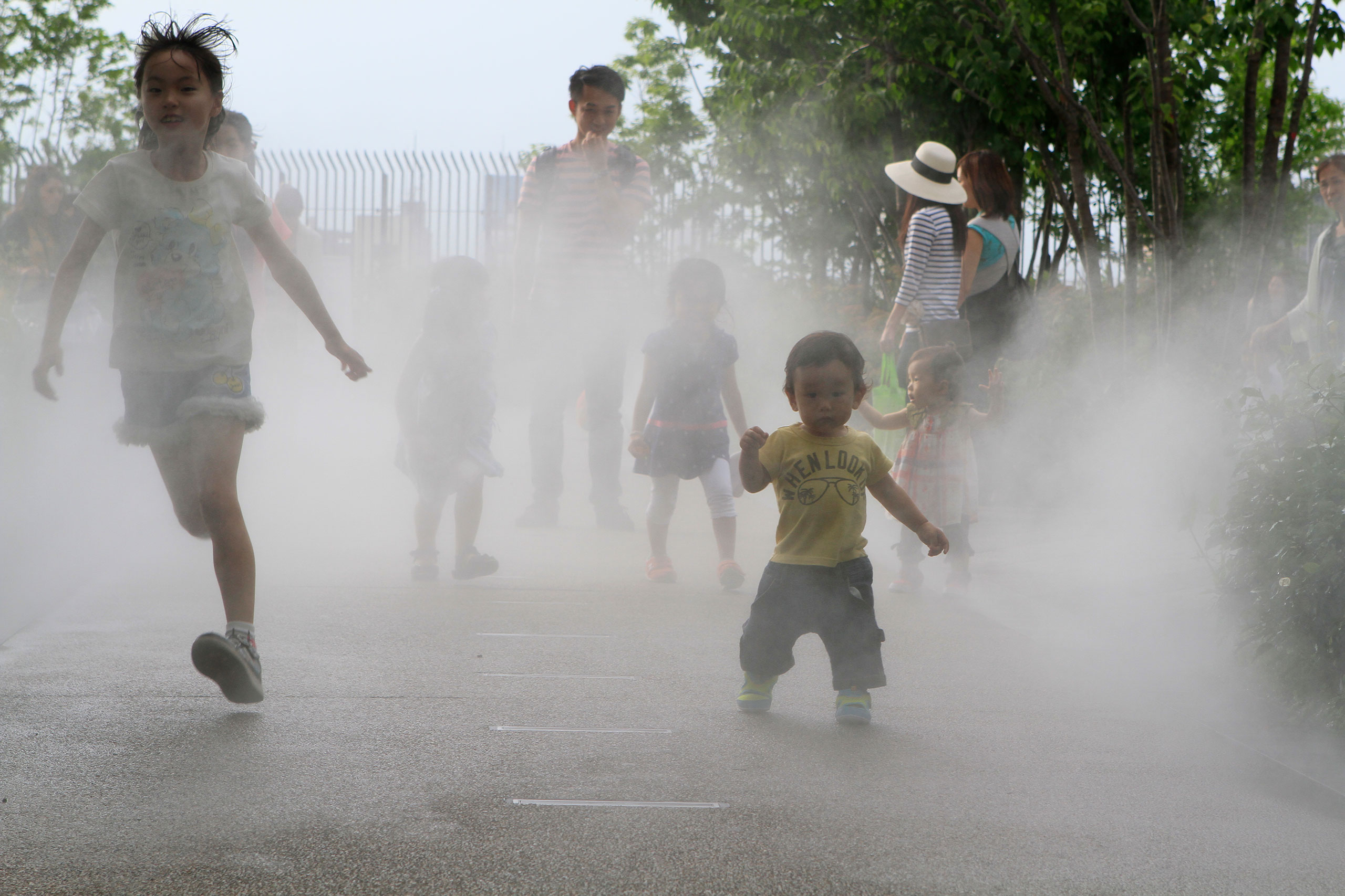 japan-kids-mist-play