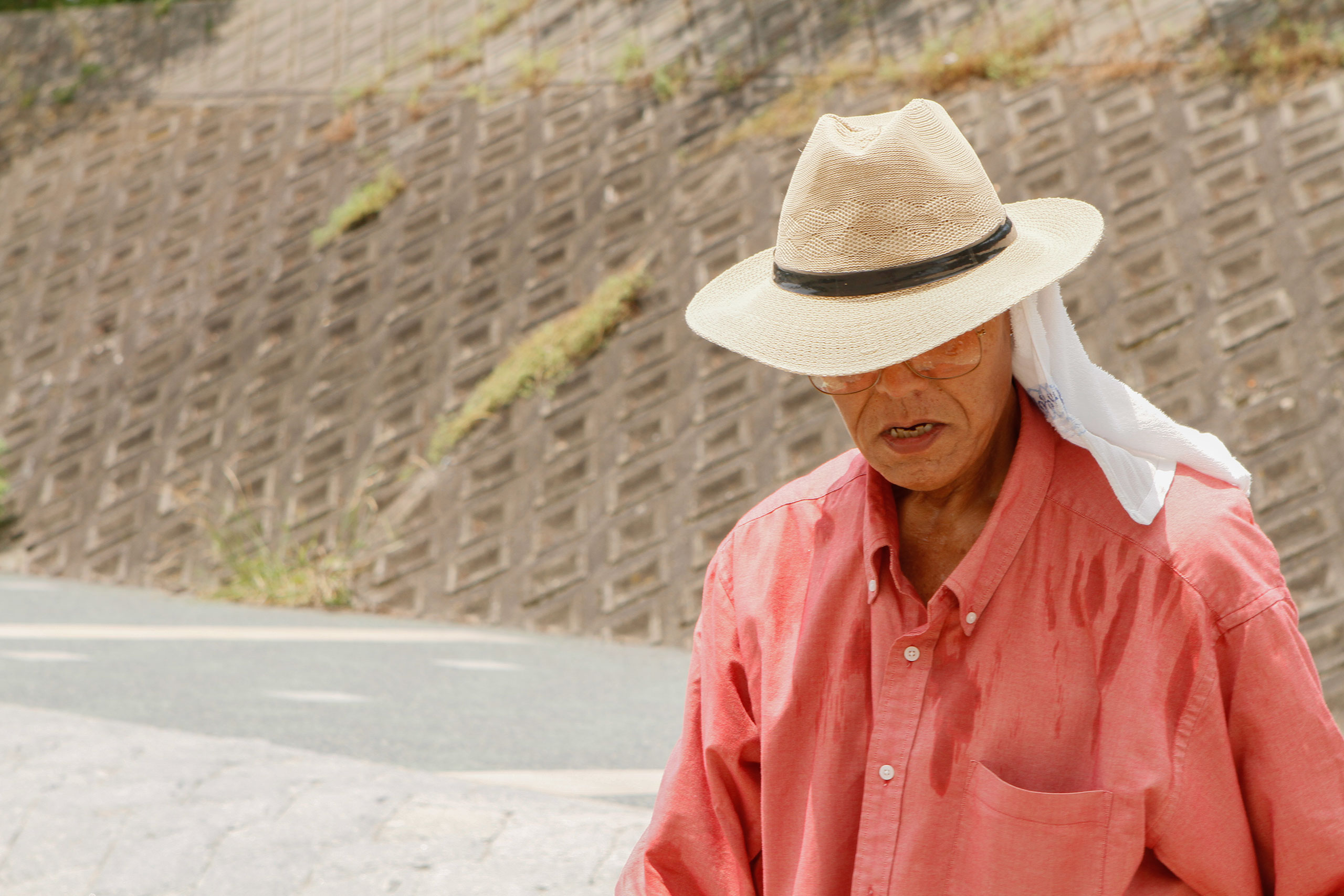 japan-kyoto-man-rock-stacking-river