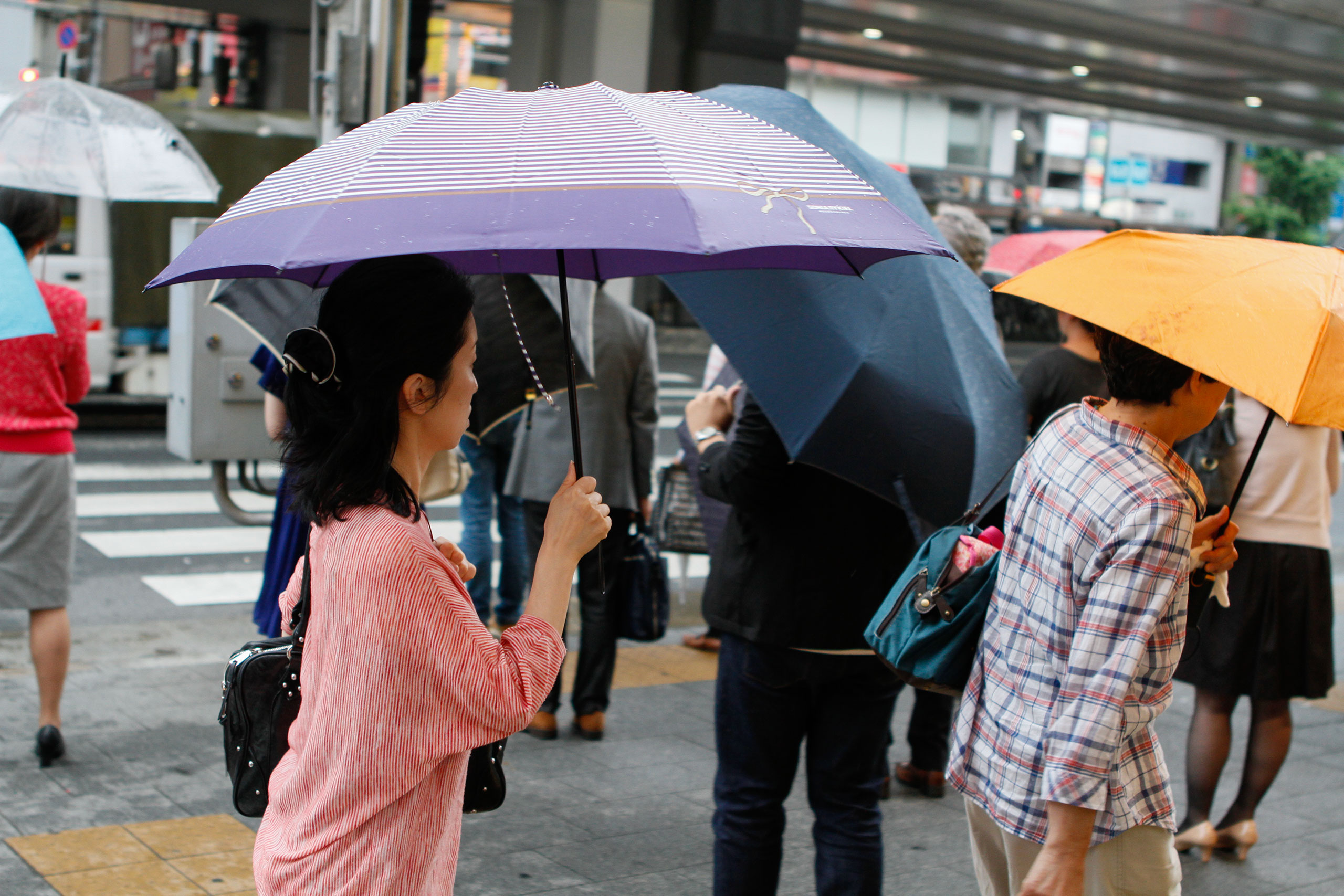 japan-umbrella-street-