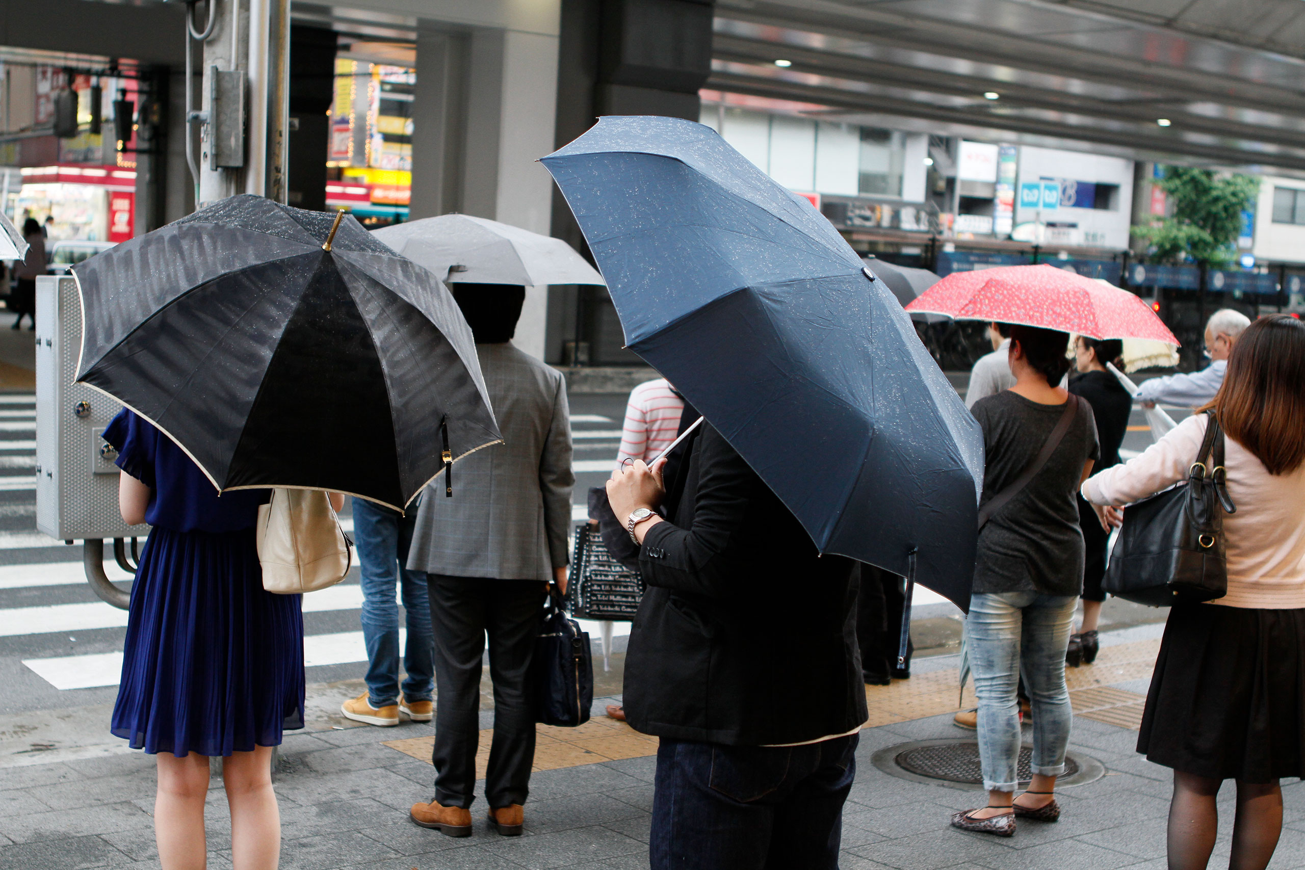 japan-umbrellas-street-rainy-season