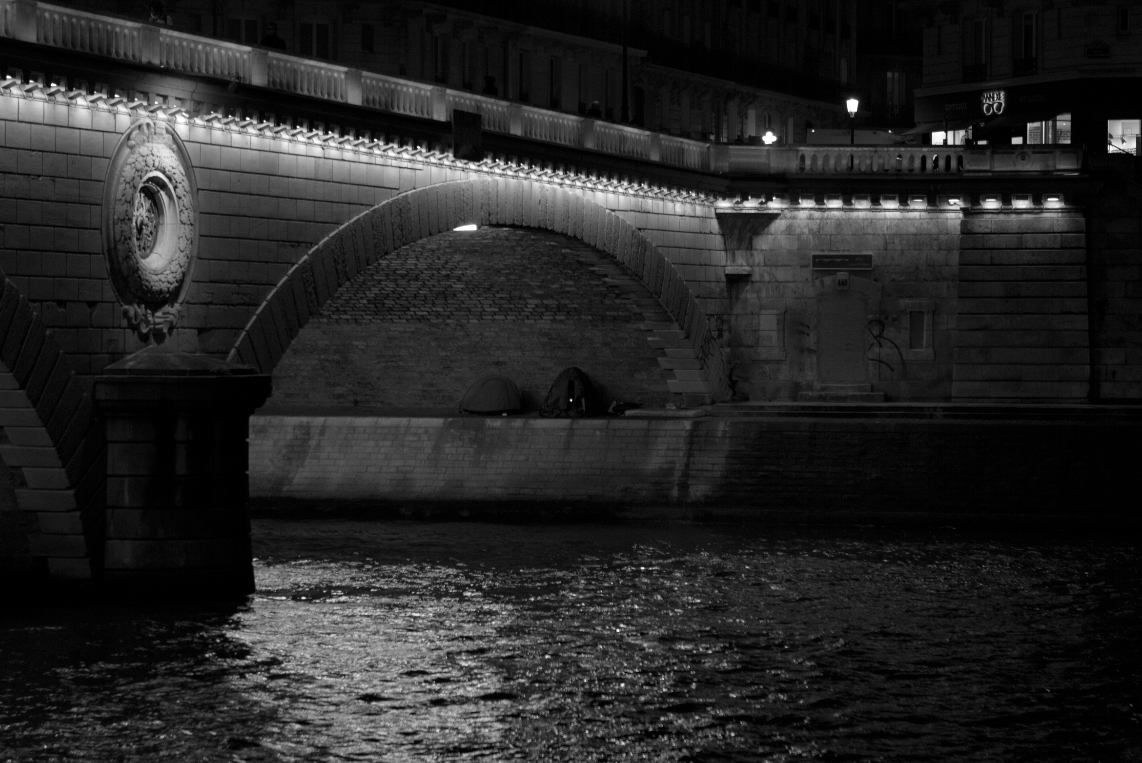 la-seine-paris-homeless-tent