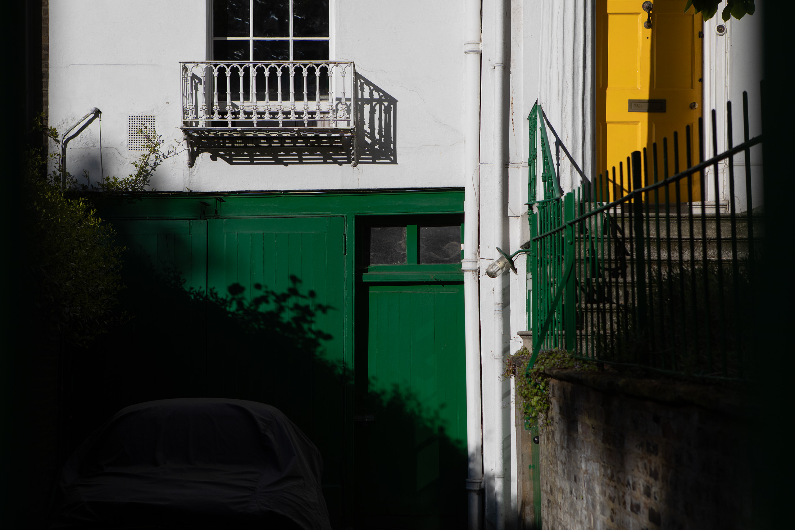 london-house-street-light-garage