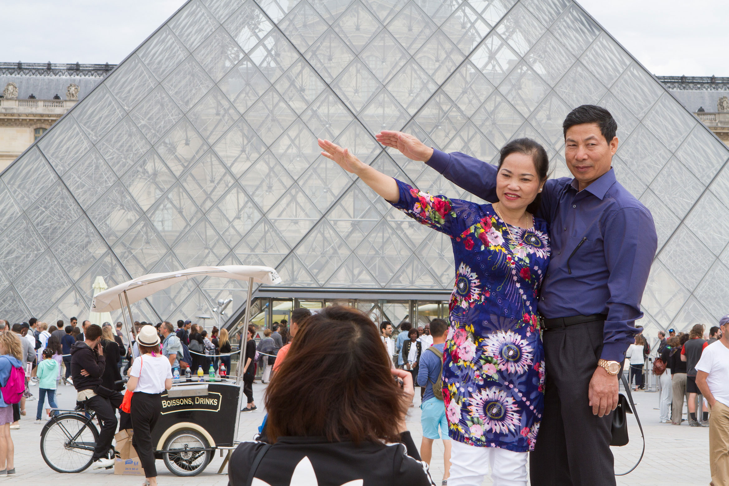 louvre-selfie-1-asian-couple