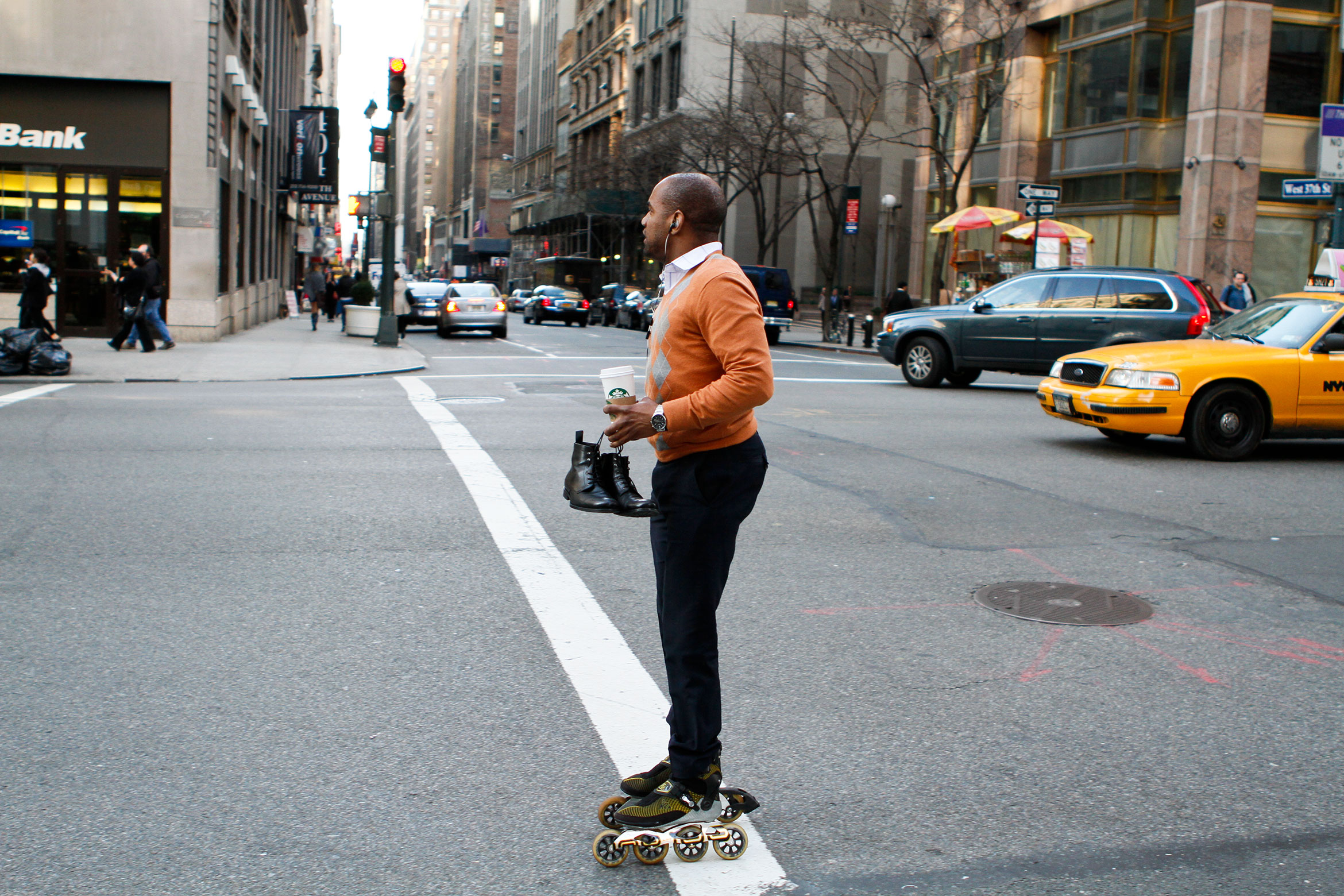 new-yorker-starbucks-rollerblade