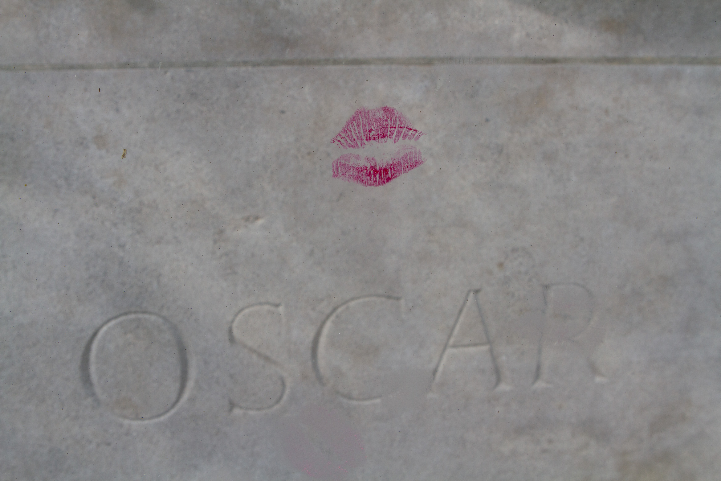 oscar-wilde-crypt-grave-paris-cimetiere-du-pere-lachaise