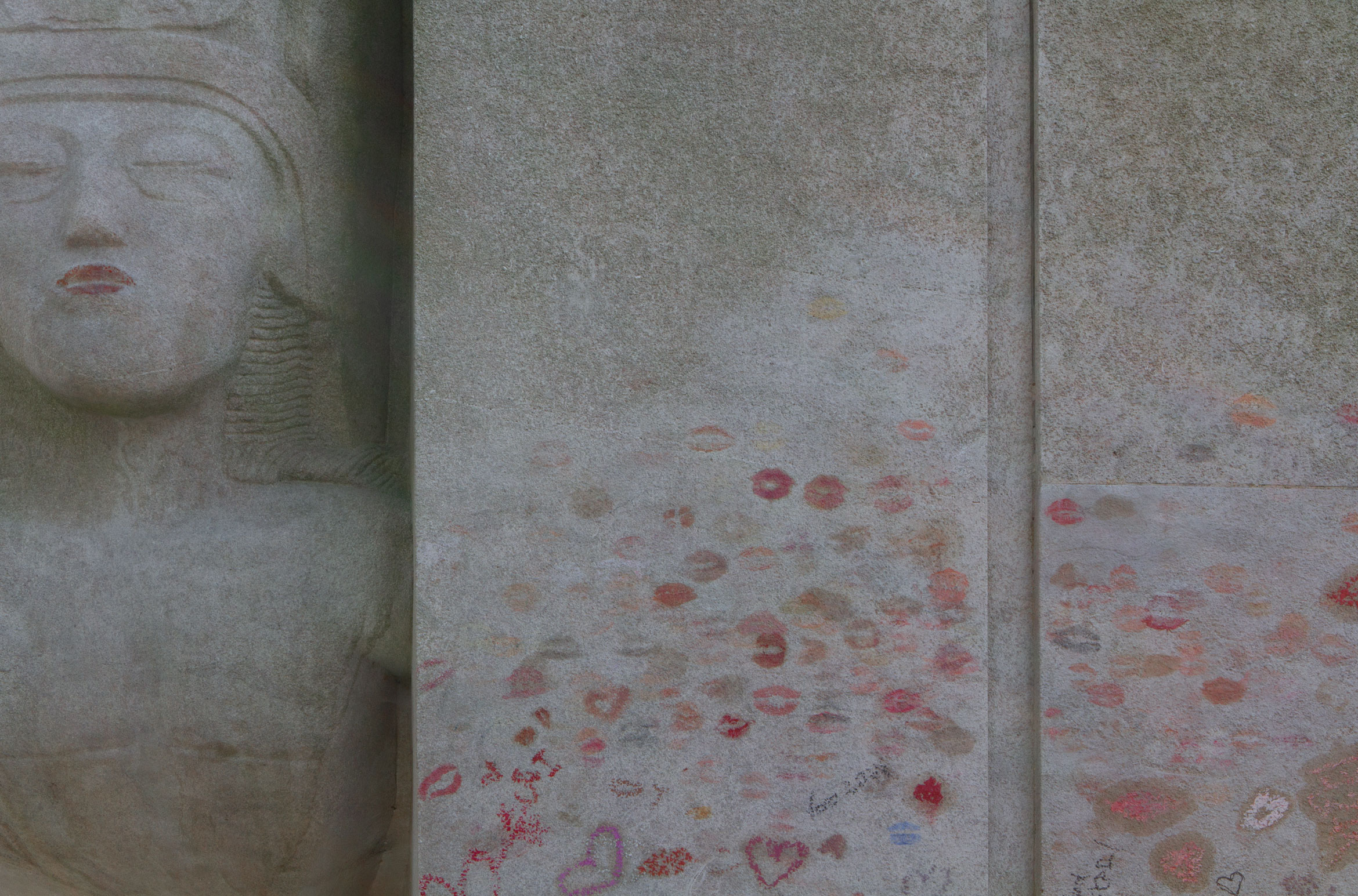 oscar-wilde-tomb-cimetiere-du-pere-lachaise. kisses lipstick