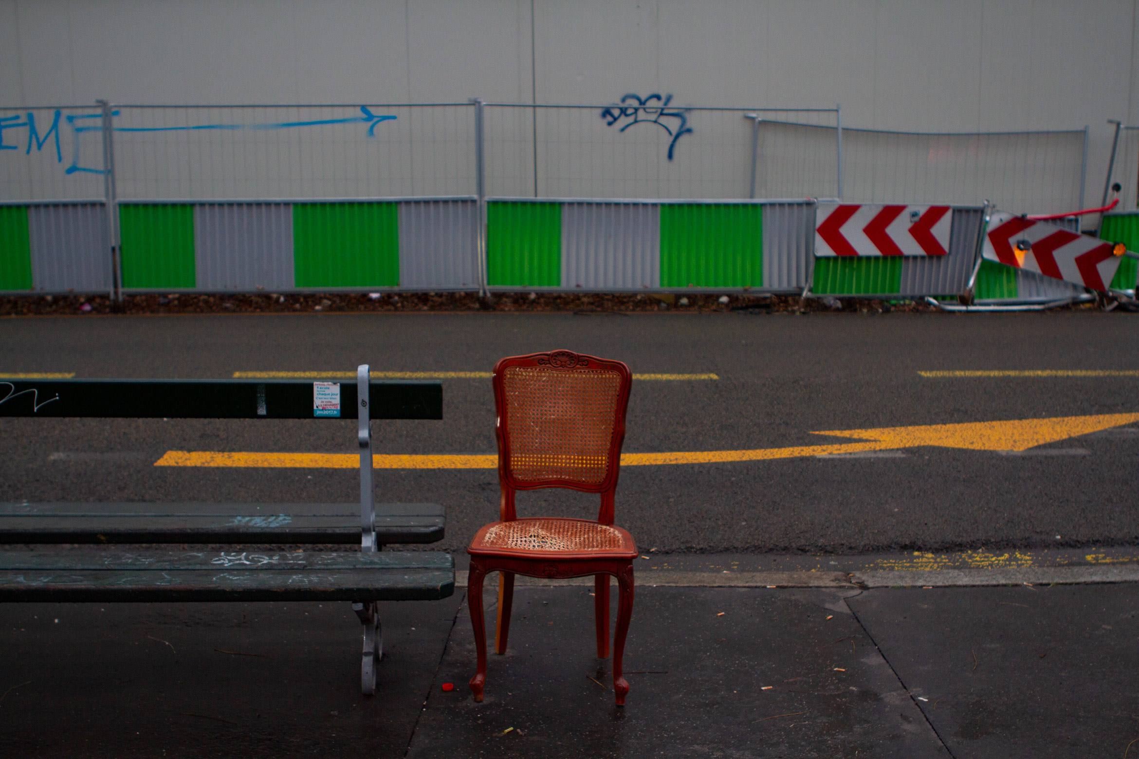 paris-belleville Pyrénées bus stop chair