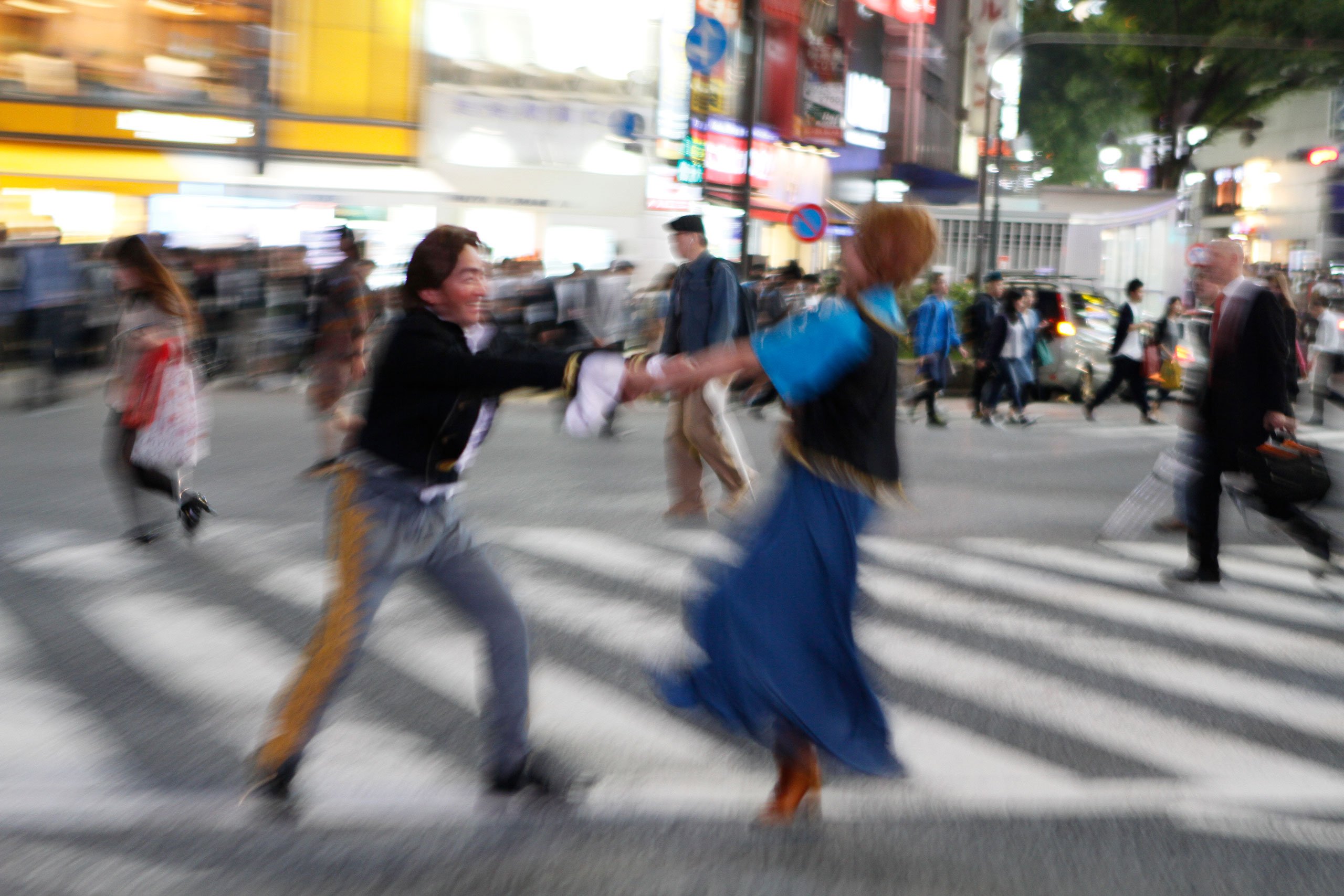 shibuya-crossing-dancers-costume