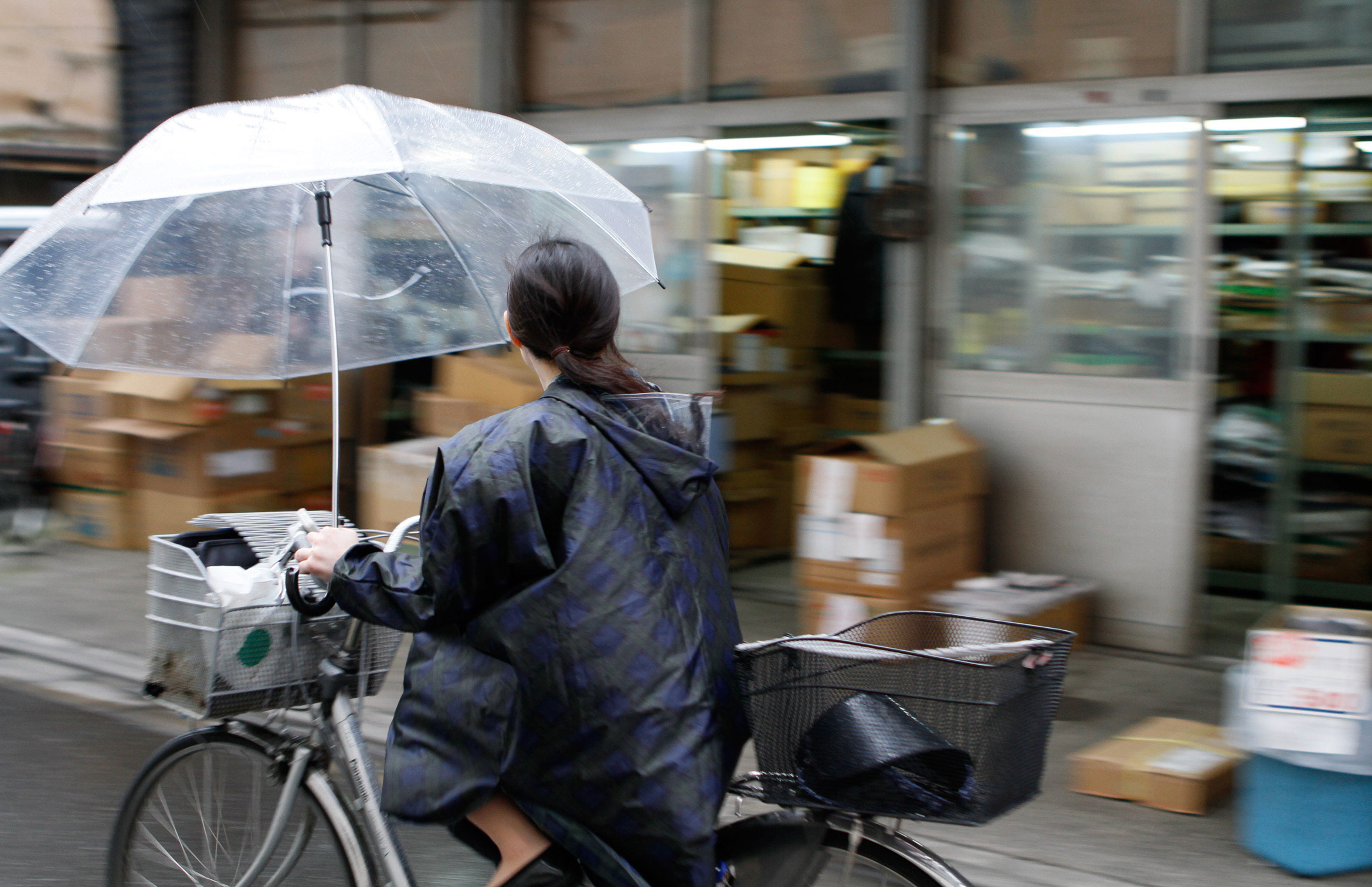 tokyo-bike-cyclist-rain-jacket-