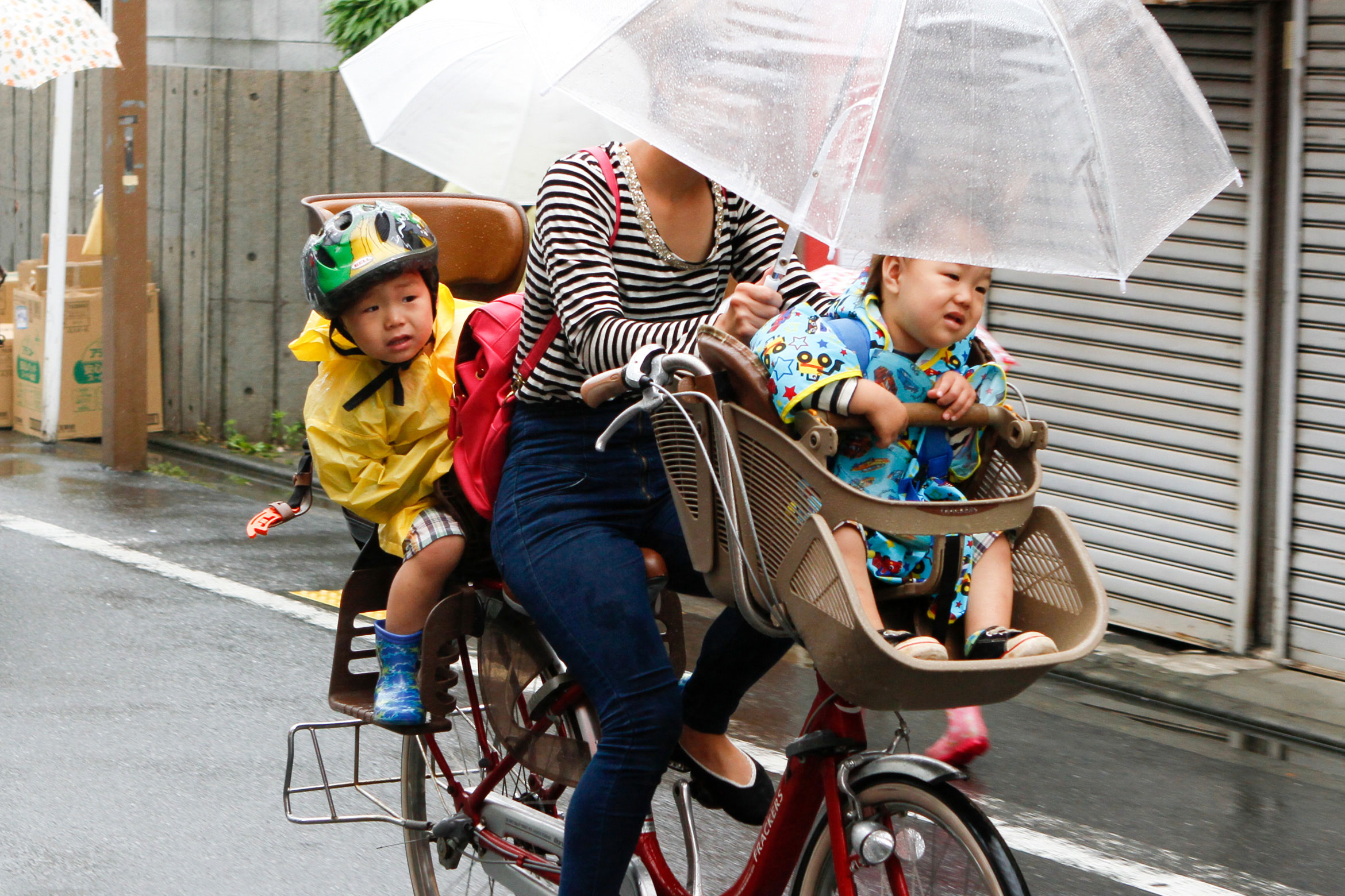 tokyo-rainy-season-bikes-mom-with-kids-umbrella