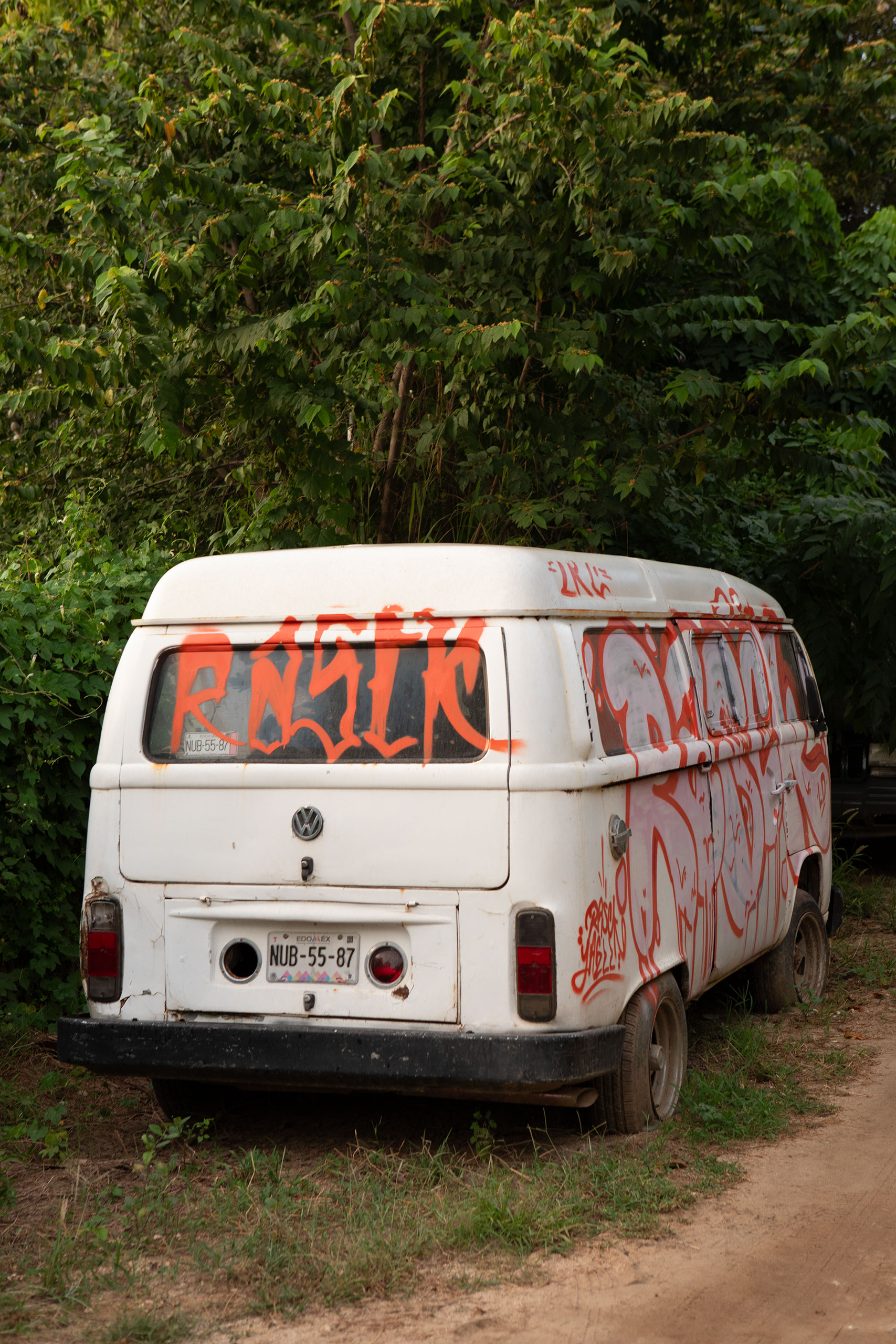 vw-camper-graffiti-mexico-