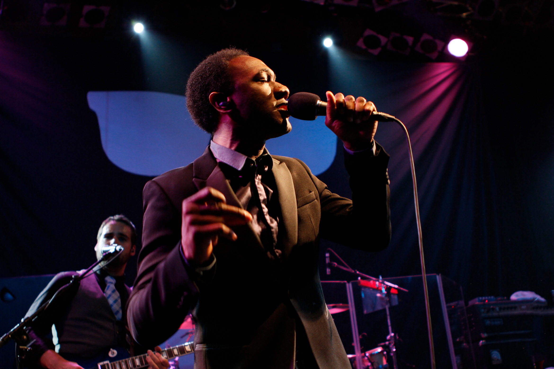 aloe-blacc-live-with-band-performing-gig