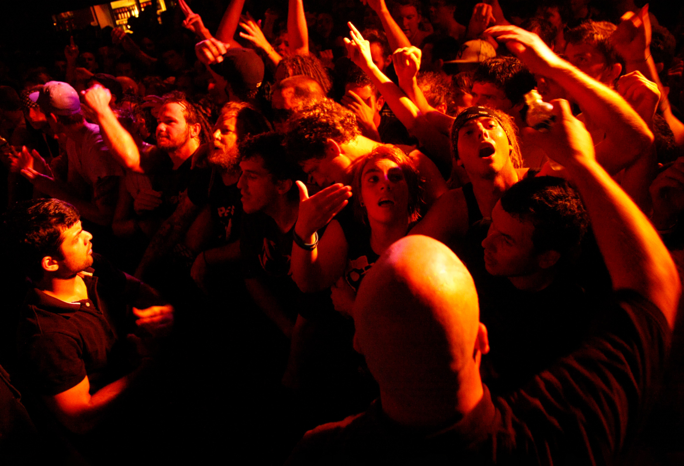crowd-water-thirsty-hot-security
