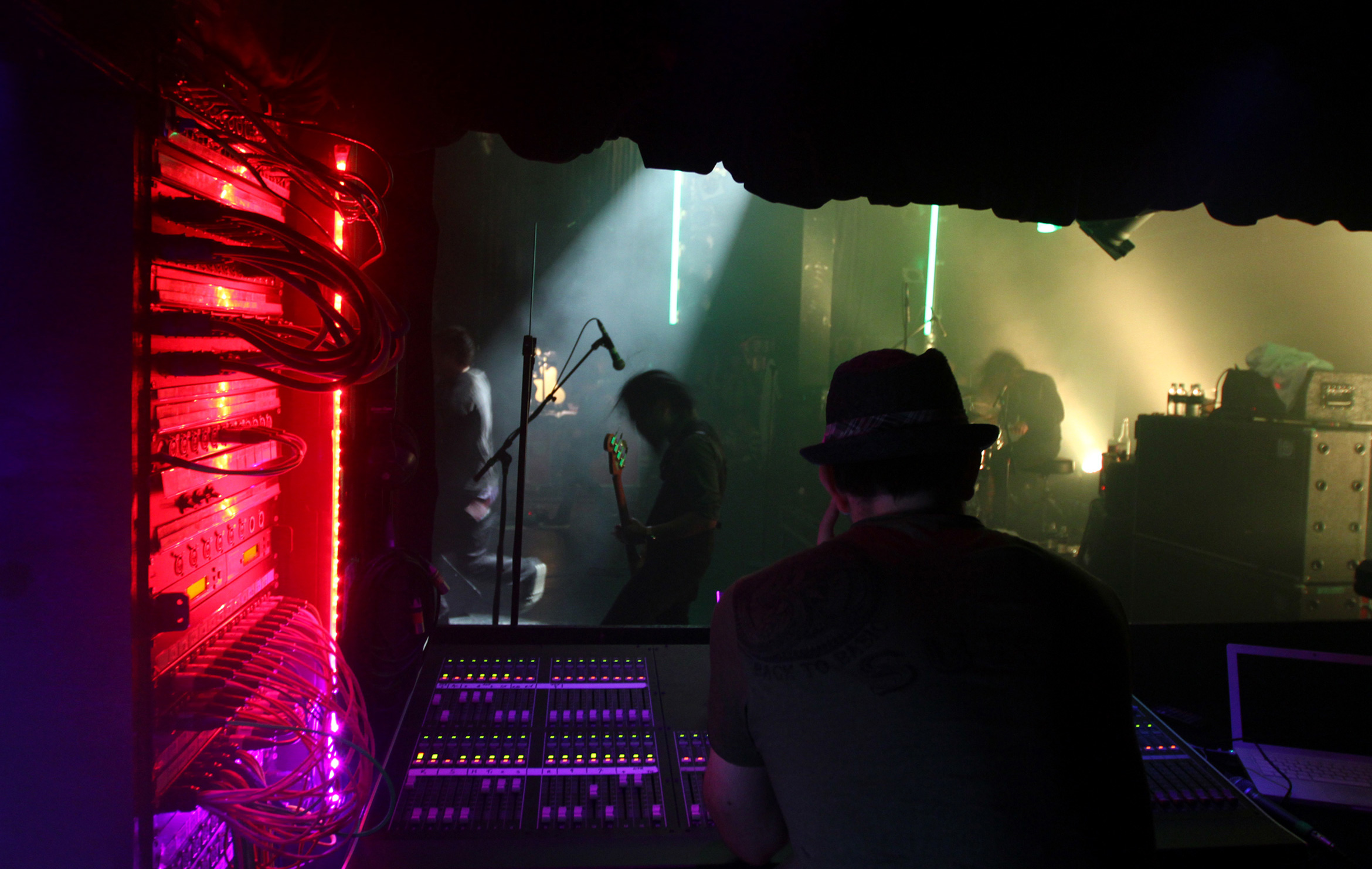 sound-desk-mixer-concert-live-gig